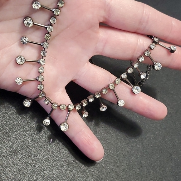 ***Final Sale*** Dark silver tone dangling rhinestone necklace - Picture 1 of 14